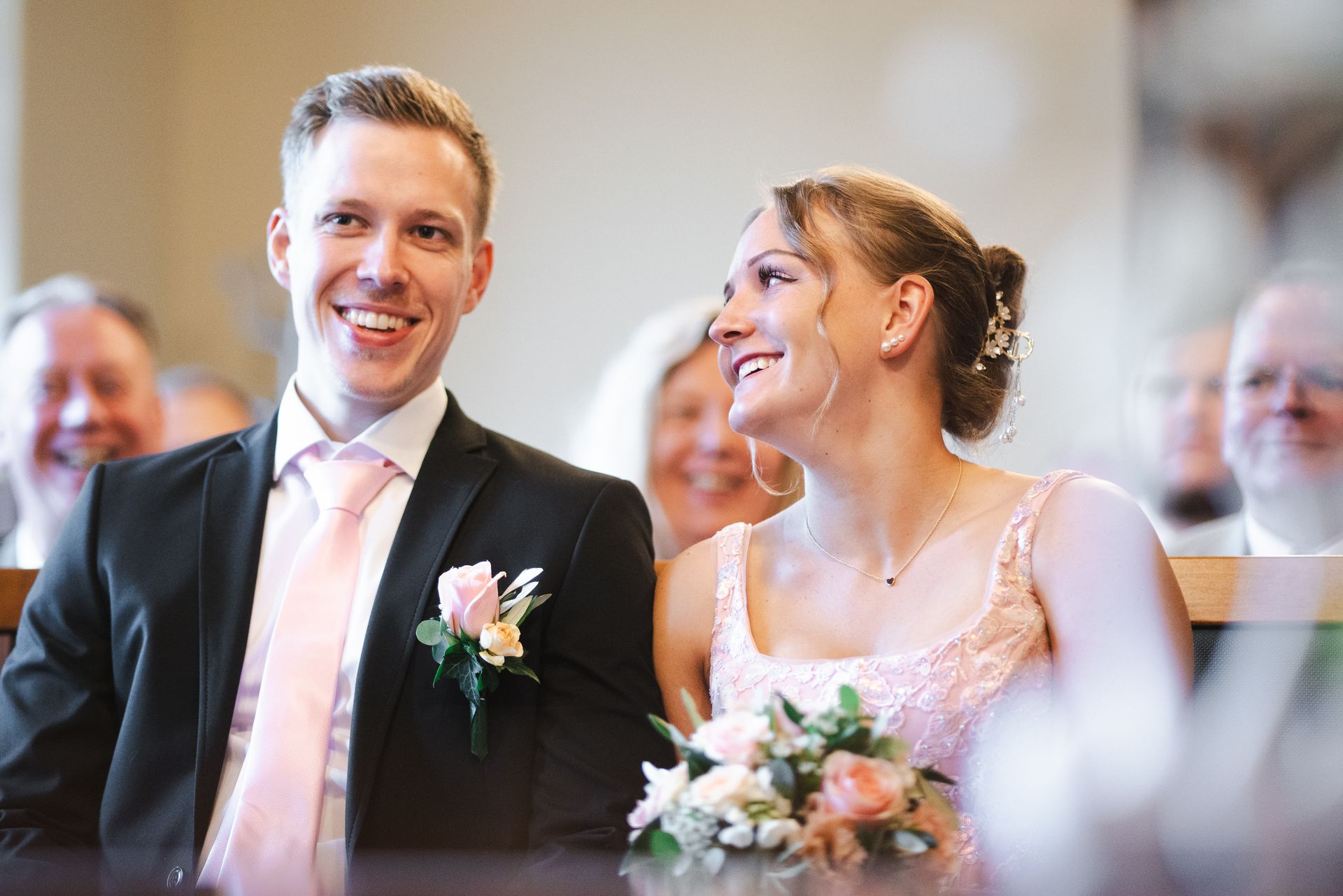 Paar während einer standesamtlichen Hochzeit in Schleswig-Holstein